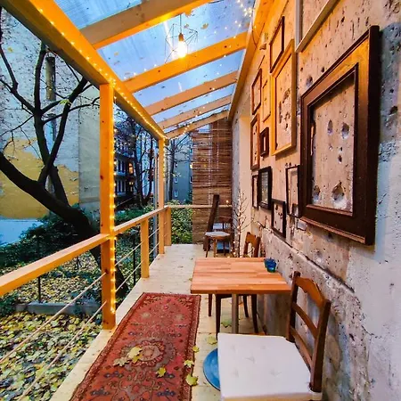 Bond & Sue * Budapest