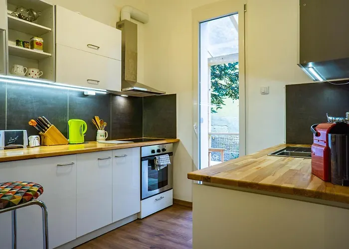 Bond & Sue Apartment *