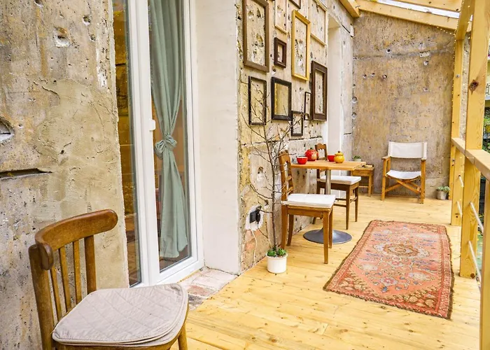 Bond & Sue Apartment