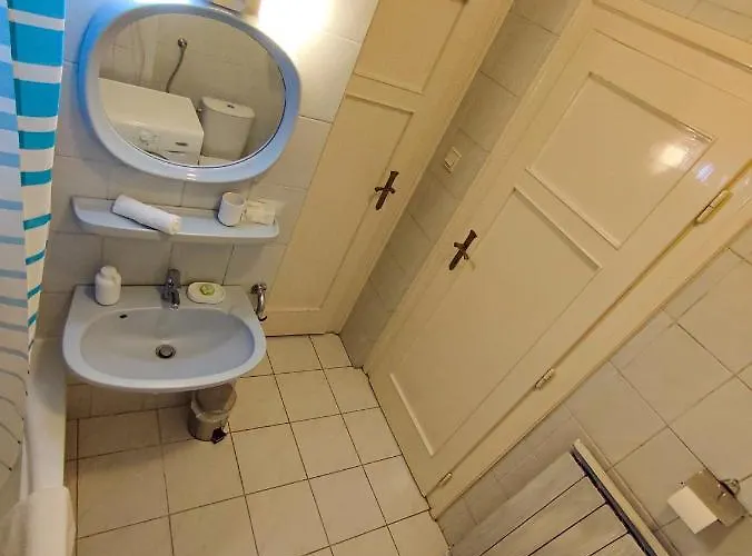 Bond & Sue * Budapest