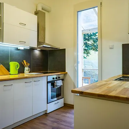 Bond & Sue Apartment *