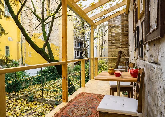 Apartment Bond & Sue *