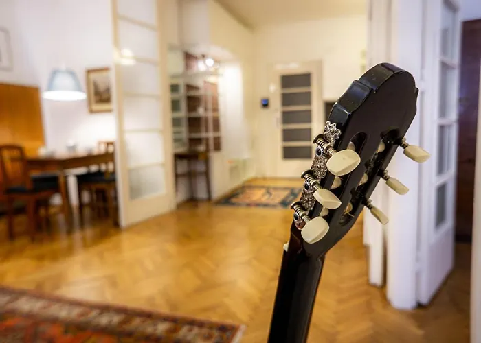 Apartment Bond & Sue *